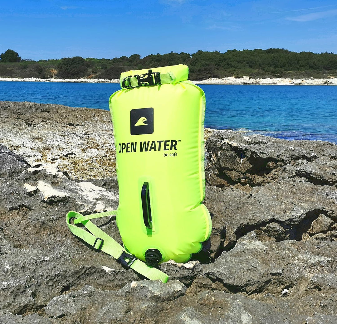 OPENWATER aufblasbare Schwimmboje XL — grosse Sicherungsboje mit Tasche für Dinge 28L Neongrün