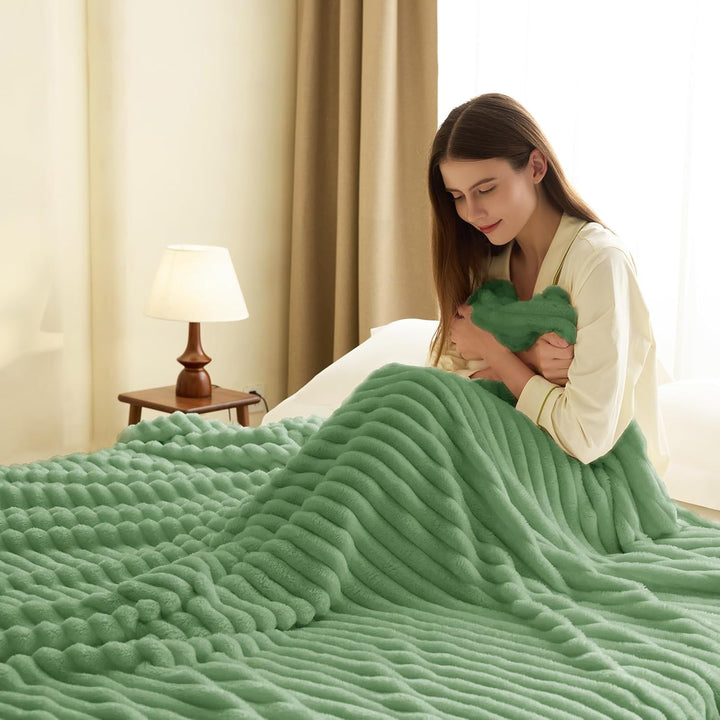 WAVVE Kuscheldecke Grün Flauschig Decke - 150x200cm - Weiche Flanell Fleecedecke, Sofadecke & Couchd