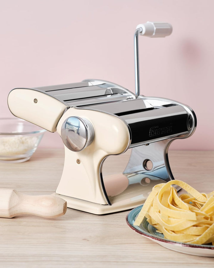 Girmi IM92 Nudelmaschine, Edelstahlgehäuse, 7 Teigstärken, 3 Pastaformen, Aluminiumwalzen, Cremefarb