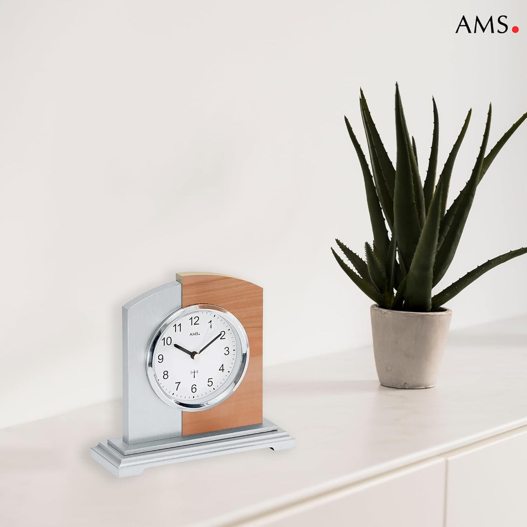 AMS 5146 Funk Tischuhr, Holzgehäuse mit Kernbuche und Aluminium-Applikation, analog mit arabischen Z