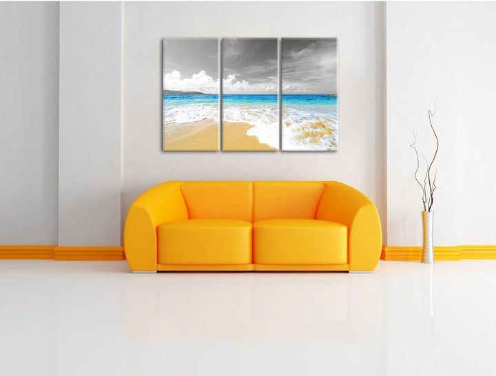 Pixxprint Sandstrand mit Welle bei azurblauen Himmel schwarz/weiss 3-Teiler Leinwandbild 120x80 Bild