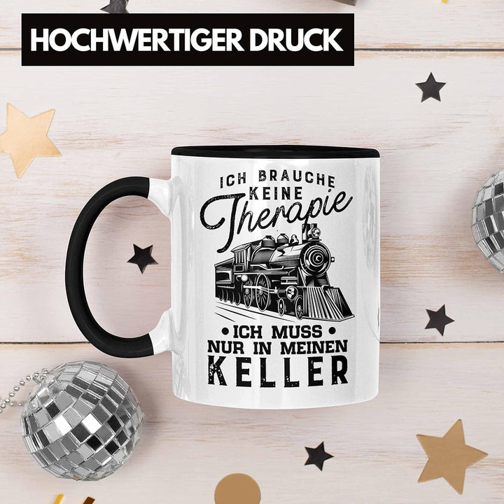 Trendation - Modelleisenbahn Tasse Geschenk für Eisenbahner Spruch Ich Muss In Meinen Keller (Schwar