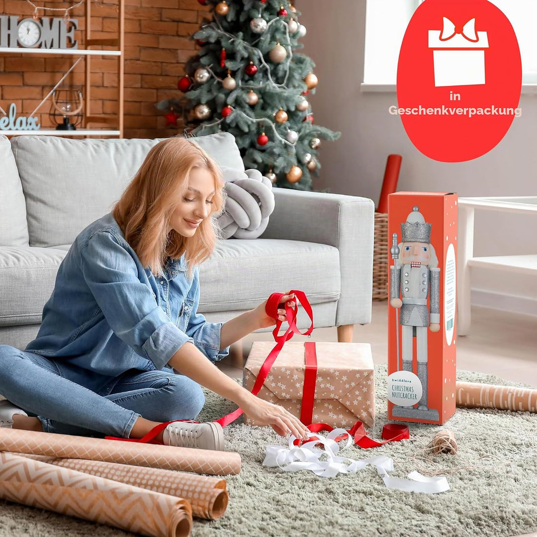 THE TWIDDLERS Grosse Holz Weihnachten Nussknacker Figuren (Weiss & Silber), XL 50cm - Traditionelle