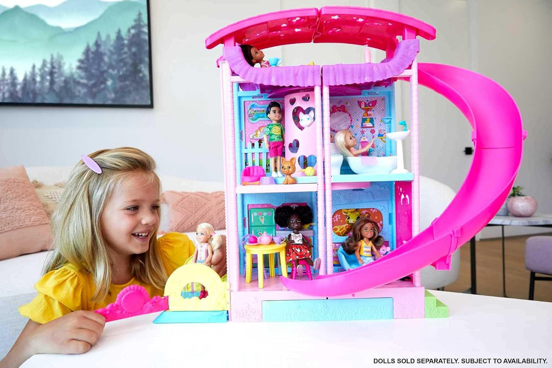 BARBIE Chelsea Spielhaus - 3 Etagen mit Verwandlungsfunktion, geheime Spielbereiche, Aufzug, Pool, R