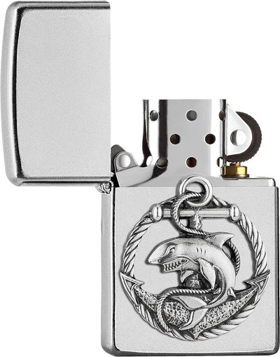 ZIPPO 2007130 – Shark Emblem, Satin Chrome – Benzin Sturm-Feuerzeug, nachfüllbar, in hoch-wertiger G