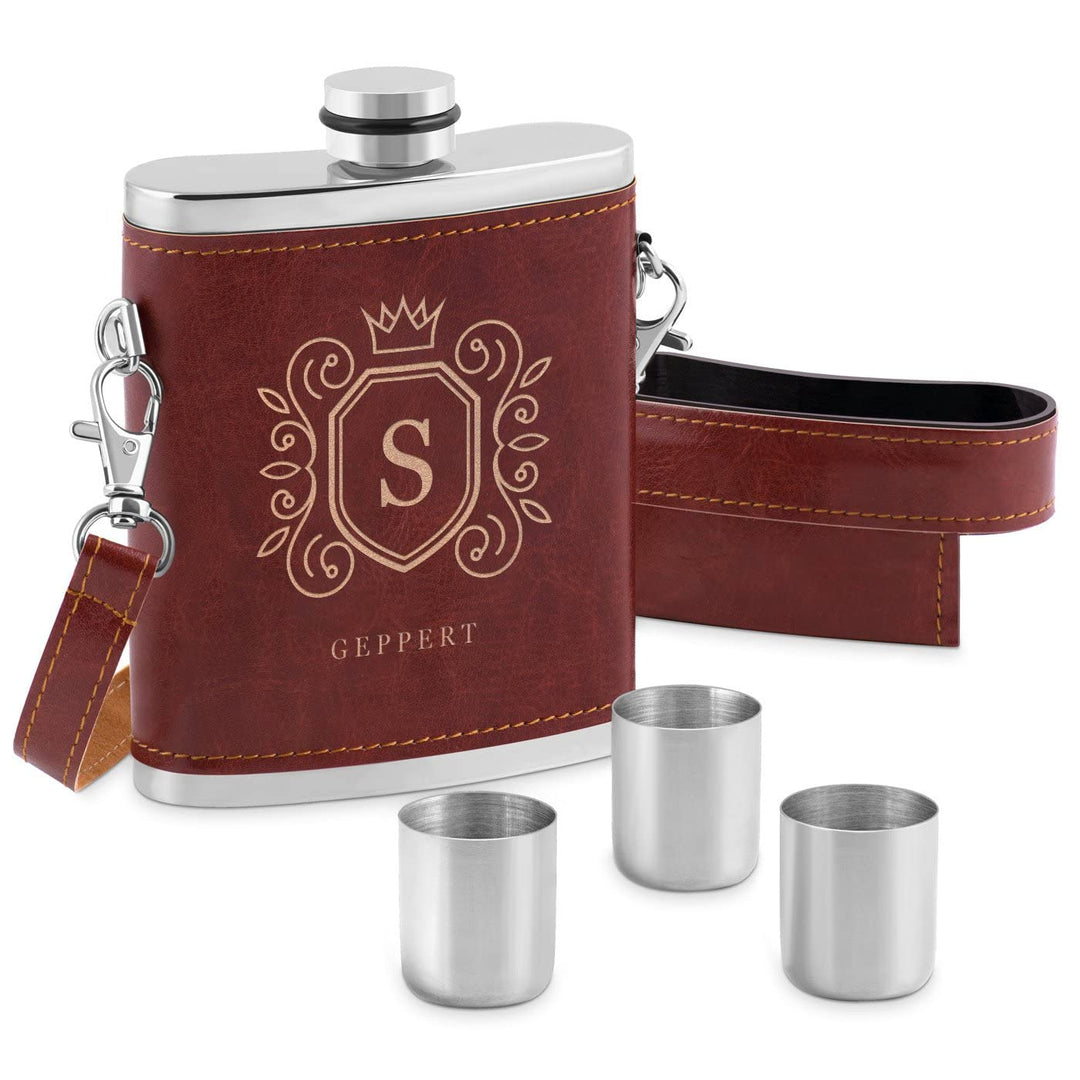 Maverton Flachmann mit Gravur - personalisiert - 250 ml - aus Edelstahl - 3x10 ml Pinnchen - Lederet