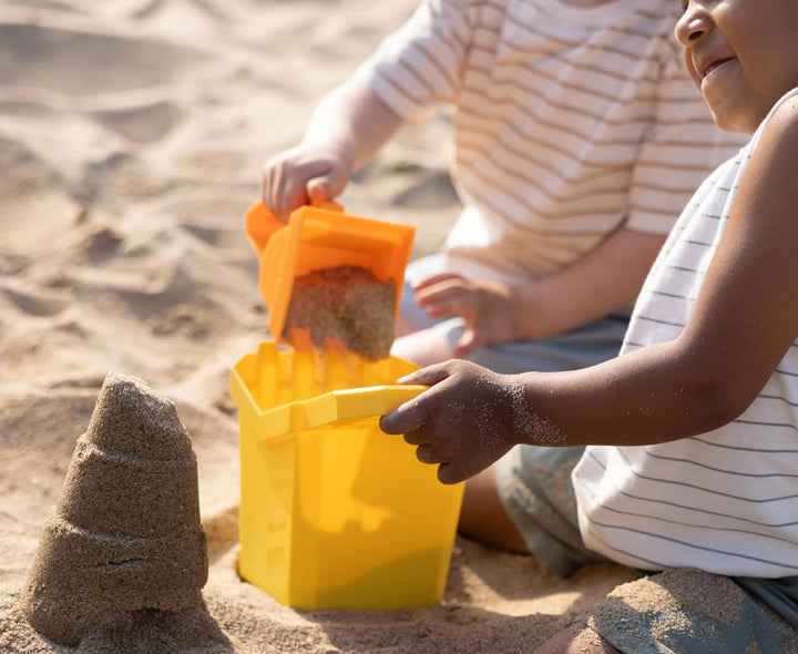 Hape E4094 Sandspielzeug mit Kipper