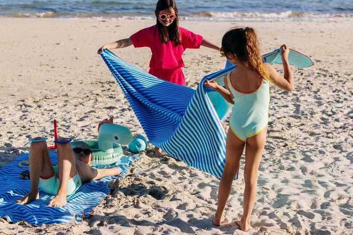 Quut – Strand-/Poolhandtuch für Kinder mit Spiel – Ultraschnell trocknende Mikrofaser, sandfrei – ko