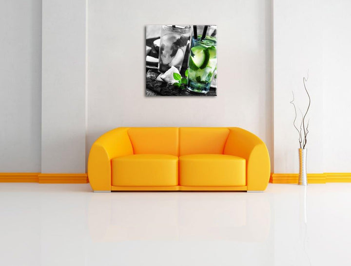 Pixxprint Erfrischende Caipirinhacocktails auf Tablett schwarz/weiss, Format: 70x70 auf Leinwand, XX