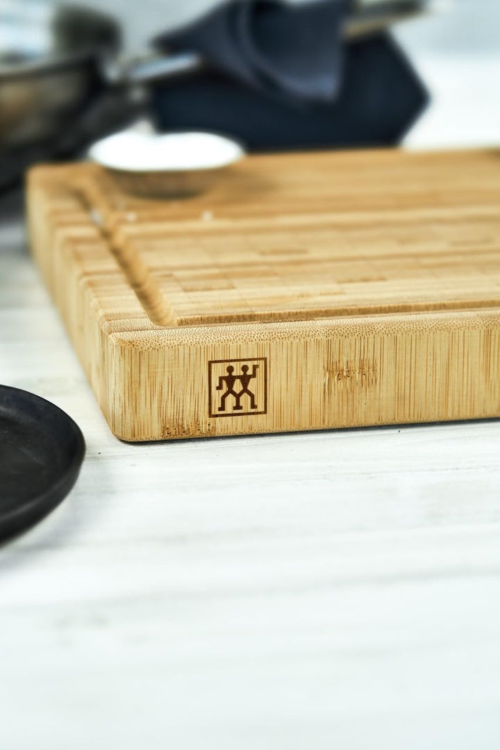 ZWILLING Schneidbrett aus massiven Bambusholz mit Saftrille, beidseitig nutzbar, gross, 42 x 31 cm 4