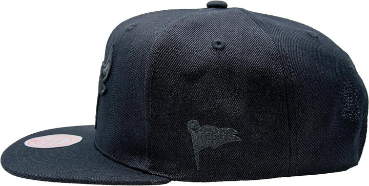 Mitchell & Ness Black on Black Snapback - Chicago Bulls, Schwarz