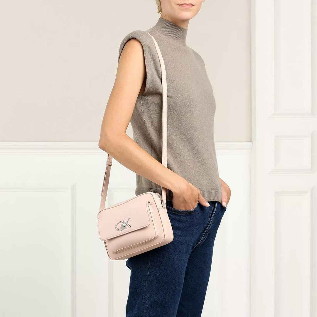 Calvin Klein Damen Camera Bag with Flap RE-Lock Einheitsgrösse Frühlingsrose, Einheitsgrösse Frühlin