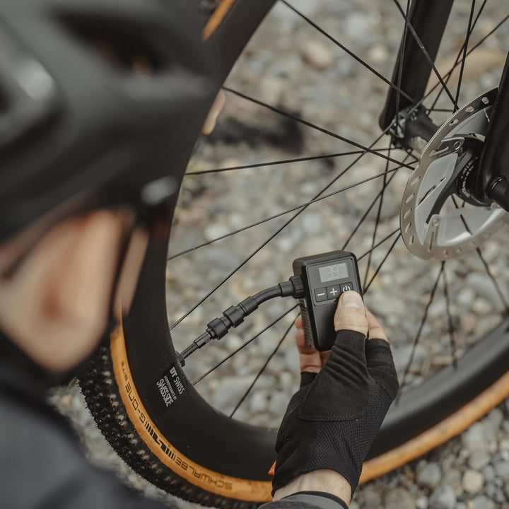 Topeak E Booster Digital Mini Elektrische Fahrradpumpe Schwarz, kompakte Akku Luftpumpe mit Digitala