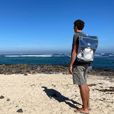 360° Grad Rucksack Landgang gross aus Segeltuch, Segel weiss-blau, Zahl hellgrau Gurt grau