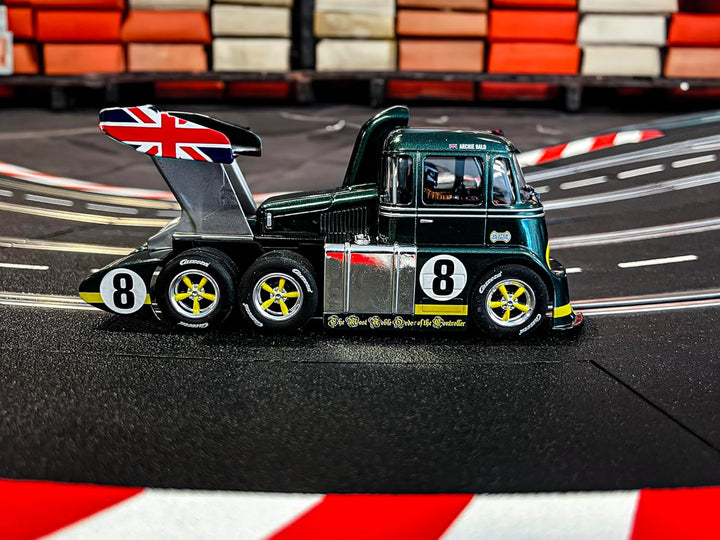 Carrera Digital 132 I Racetruck Cabover British Racing Green, No.8 I Mächtiges Rennerlebnis mit brit