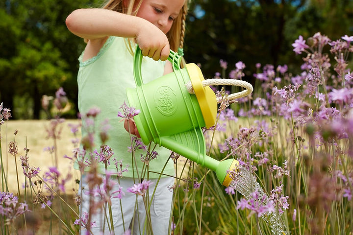 Green Toys 8601111 Giesskanne inkl. Harke und Schaufel, Spielzeug für Garten, Sandkasten und Strand,