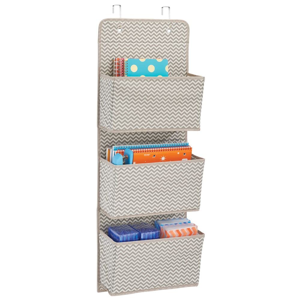 mDesign Schrank-Organizer in Chevron-Muster – Hängeorganizer mit 3 Fächern aus atmungsaktivem Polypr
