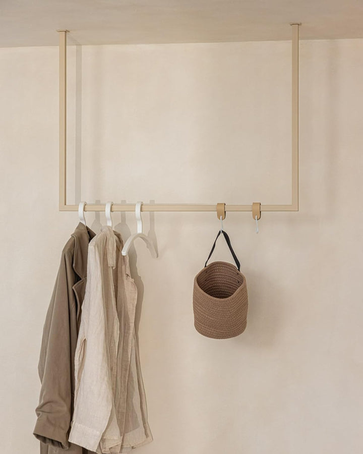 Metallbude Kleiderstange RUBI Cashew - Eckige Garderobe mit Deckenmontage - Decken Kleiderstange - K