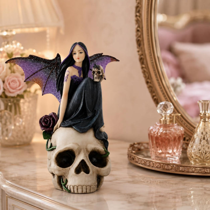 Comfy Hour Fairyland-Kollektion, 17,8 cm, Polyresin, dunkle Feen-Hexe auf Totenkopf, Heimdekoration