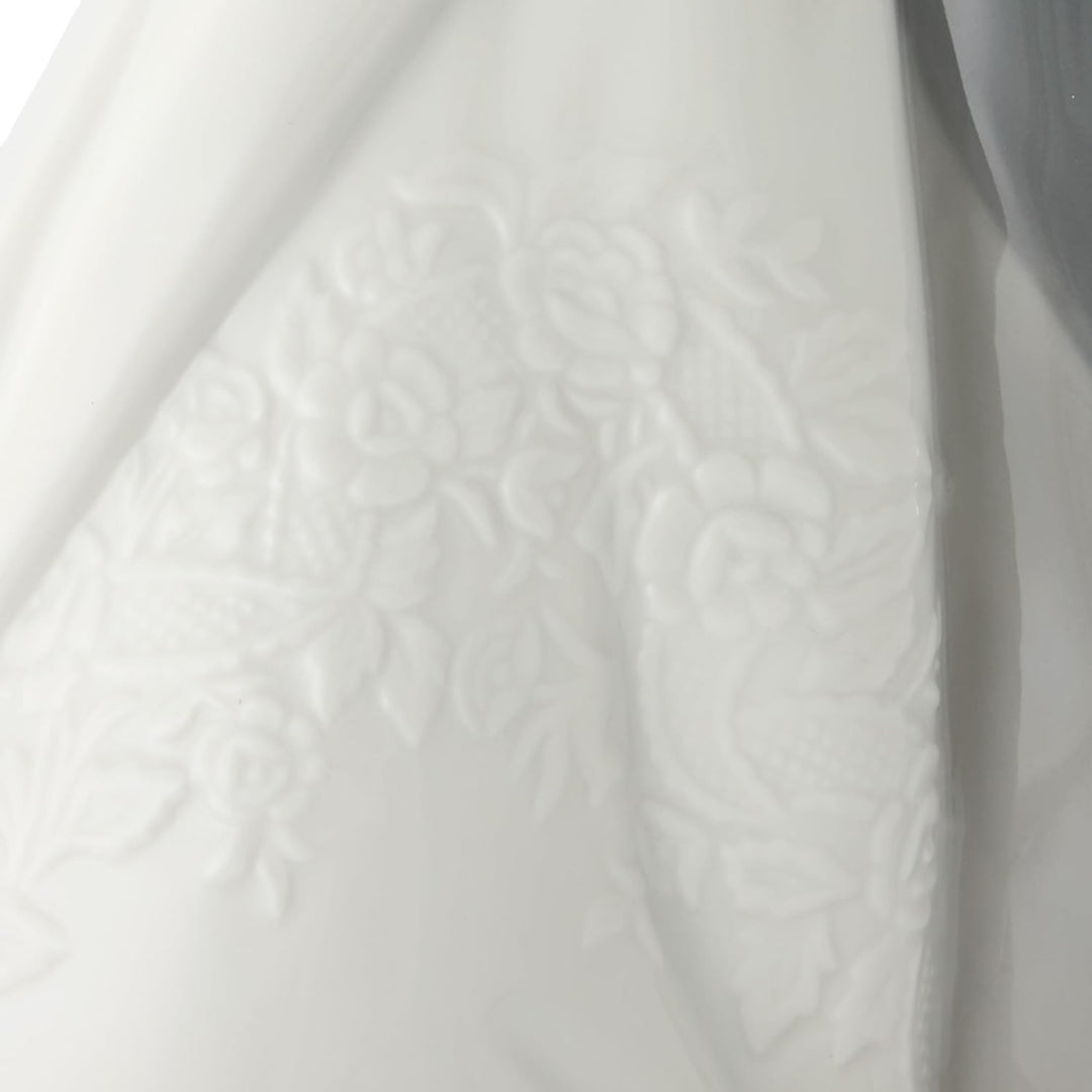 NAO Porcelain by Lladro A KISS Forever (Bride & Groom, Marriage, Wedding, Collection) 2001613