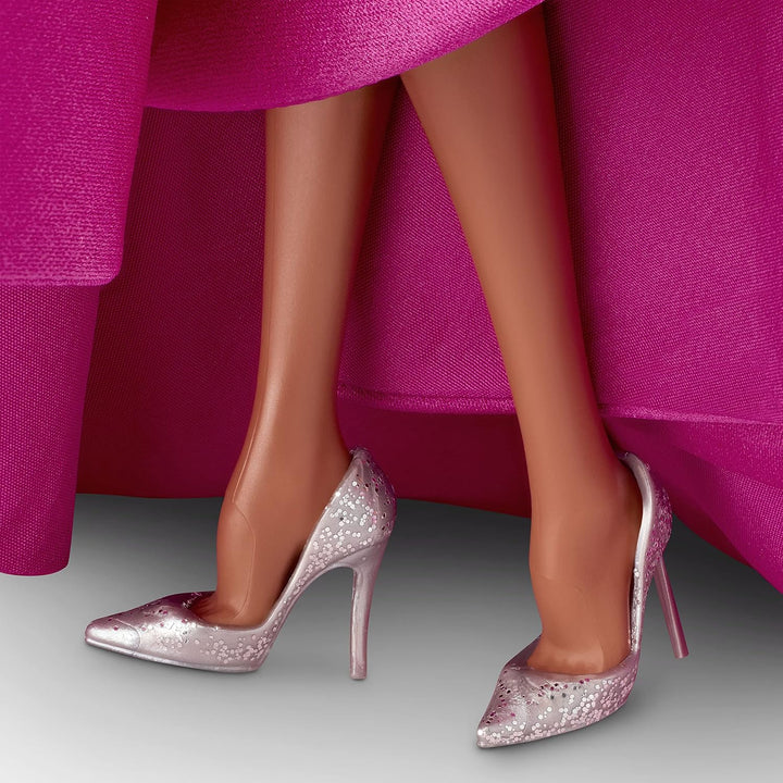 Barbie GXL13 - Signature Pink Collection Puppe (brünett, ca. 30 cm gross) mit Silkstone-Körper und A
