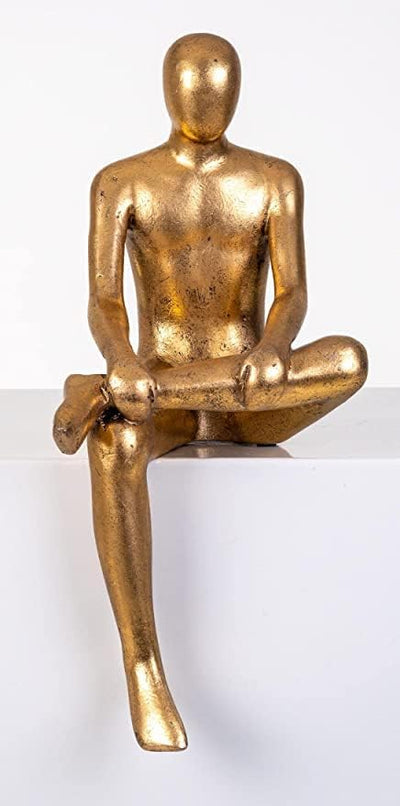 IDYL Moderne Skulptur Figur Sandsteinguss Sitting Man | Gold | Masse 19x23x43 cm | Dekorationsfigur