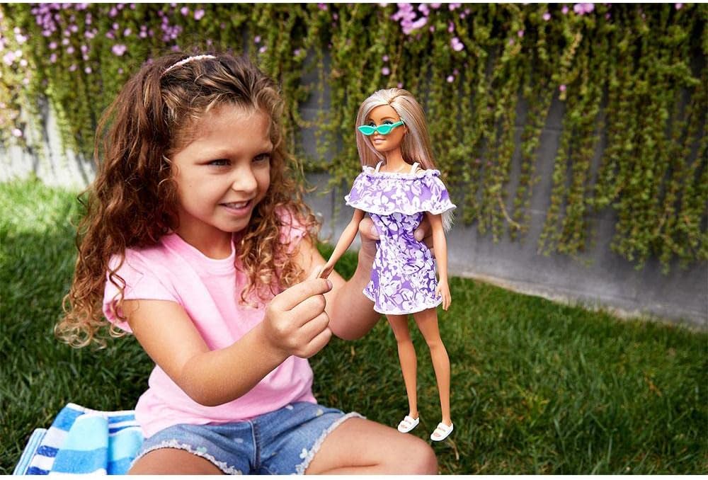 Barbie GRB36 - Loves The Ocean Puppe im lila Blumenkleid (29,21 cm gross, blond), aus recyceltem Kun