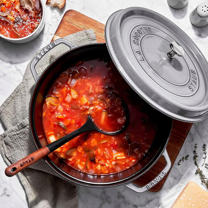 STAUB Gusseisen Bräter/Cocotte, Rund 24 cm, 3,8 L, Aromaregen Funktion für optimale Befeuchtung, Für