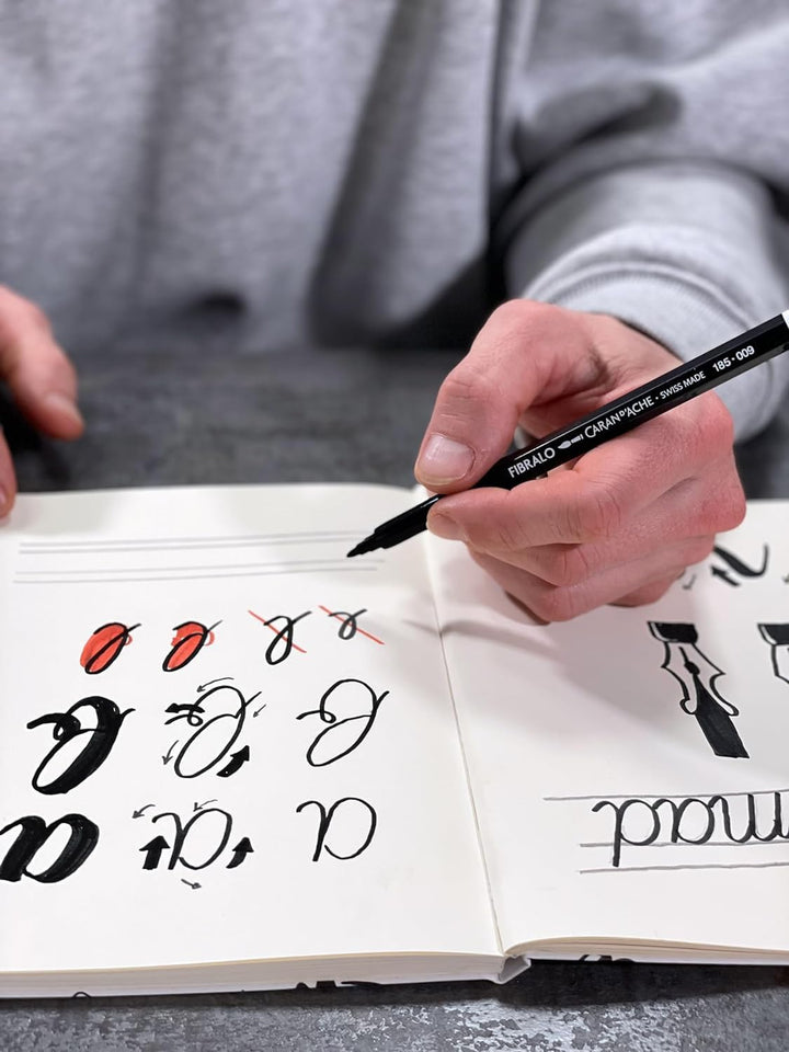 Caran d'Ache RYLSEE Letteringset + 1 Online-Kreativkurs in grauem Metall Etui, 3000.323