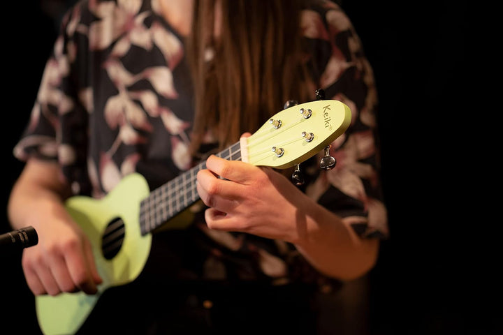 Ortega Guitars Sopran Ukulele grün - Keiki K2 - Starterkit inklusive Tuner, Gurt, 5 Medium Plektren
