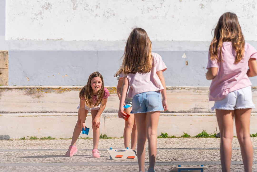 BS Toys Cornhole Spiel für Garten - Wurfspiel für Draussen - Holz Konstruktion - Spass für die ganze