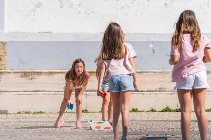 BS Toys Cornhole Spiel für Garten - Wurfspiel für Draussen - Holz Konstruktion - Spass für die ganze