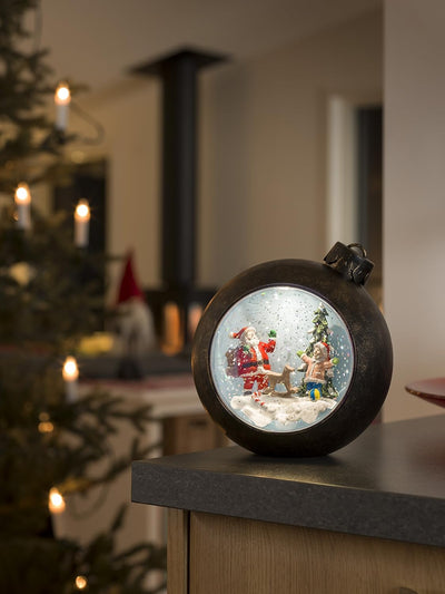 Konstsmide LED Weihnachtskugel Weihnachtsmann mit Kindern, wassergefüllt, 5h Timer, warm weisse Diod