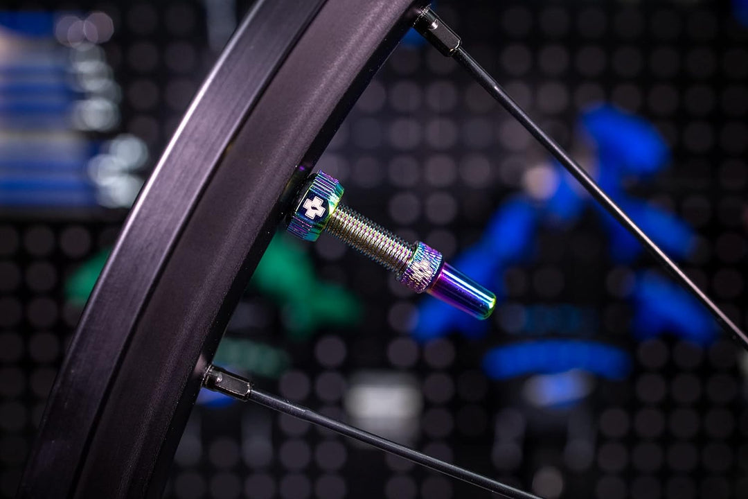 Muc-Off Unisex-Erwachsene Regenbogenfarbige, 44 mm Presta Tubeless Ventile, 44mm Bundle mit Reifendi