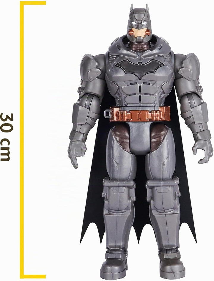 Batman 30cm Deluxe - Actionfigur mit Schlag- und Wurffunktion, 5 Ausrüstungsgegenständen, Licht- und