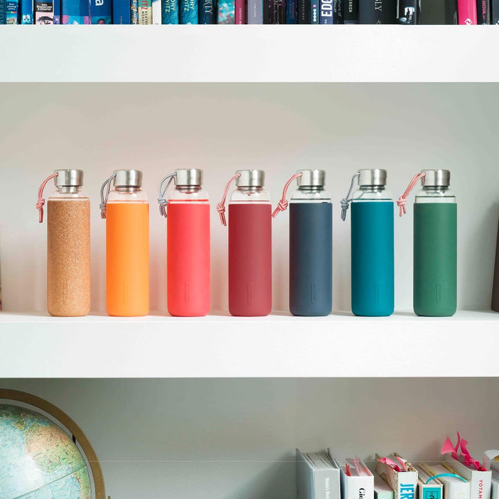 Black+Blum Wasserflasche Glas | Koralle | 600 ml | Edelstahldeckel mit Trageschlaufe | Silikonschutz