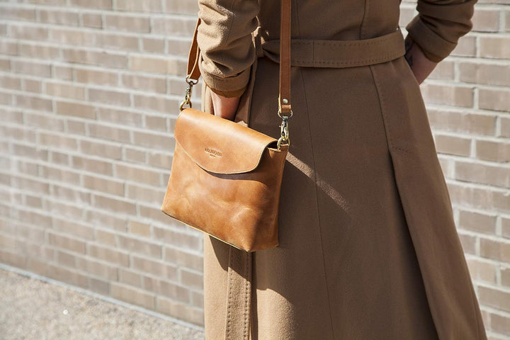 HOLZRICHTER BERLIN Damen Umhängetasche (M) – Premium Leder Handtasche klein Camel-braun, Camel-braun