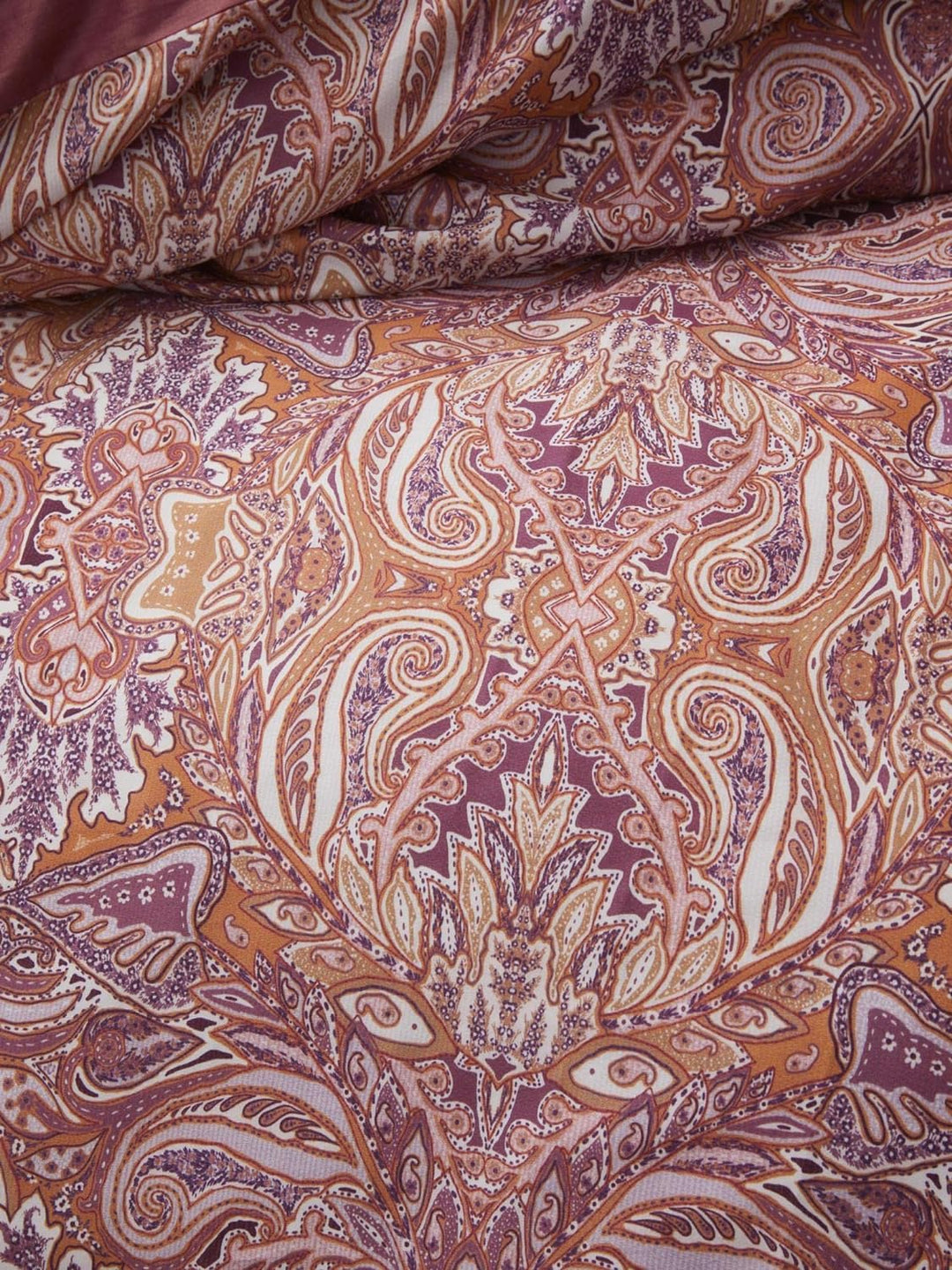 ESSENZA Bettwäsche Boheme Paisley Baumwollsatin Rhabarber, 155x220 + 1 x 80x80 cm, 401609-100DE-002,