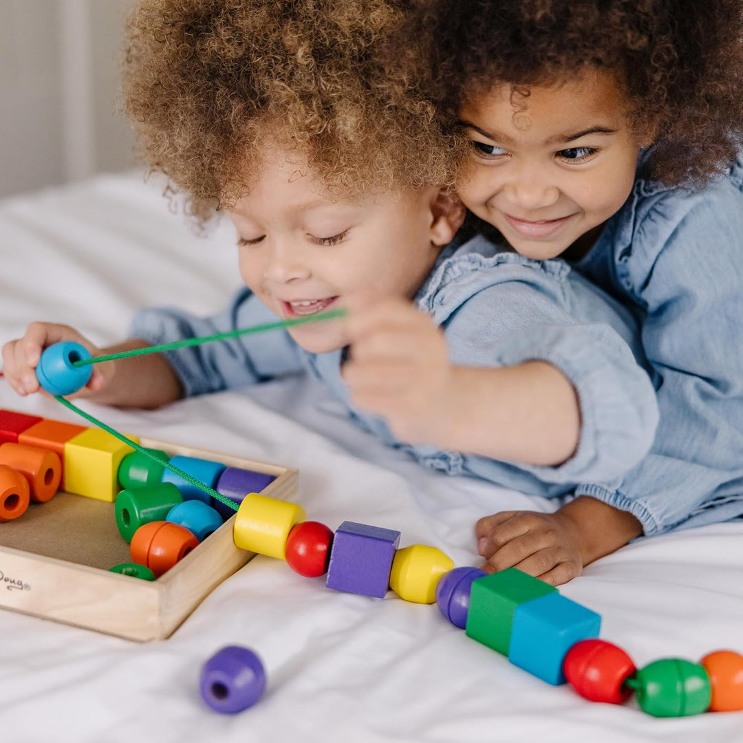 Melissa & Doug Fädelspiel mit Holzperlen für Kinder ab 3 Jahren, grosse Perlen in verschiedenen Form