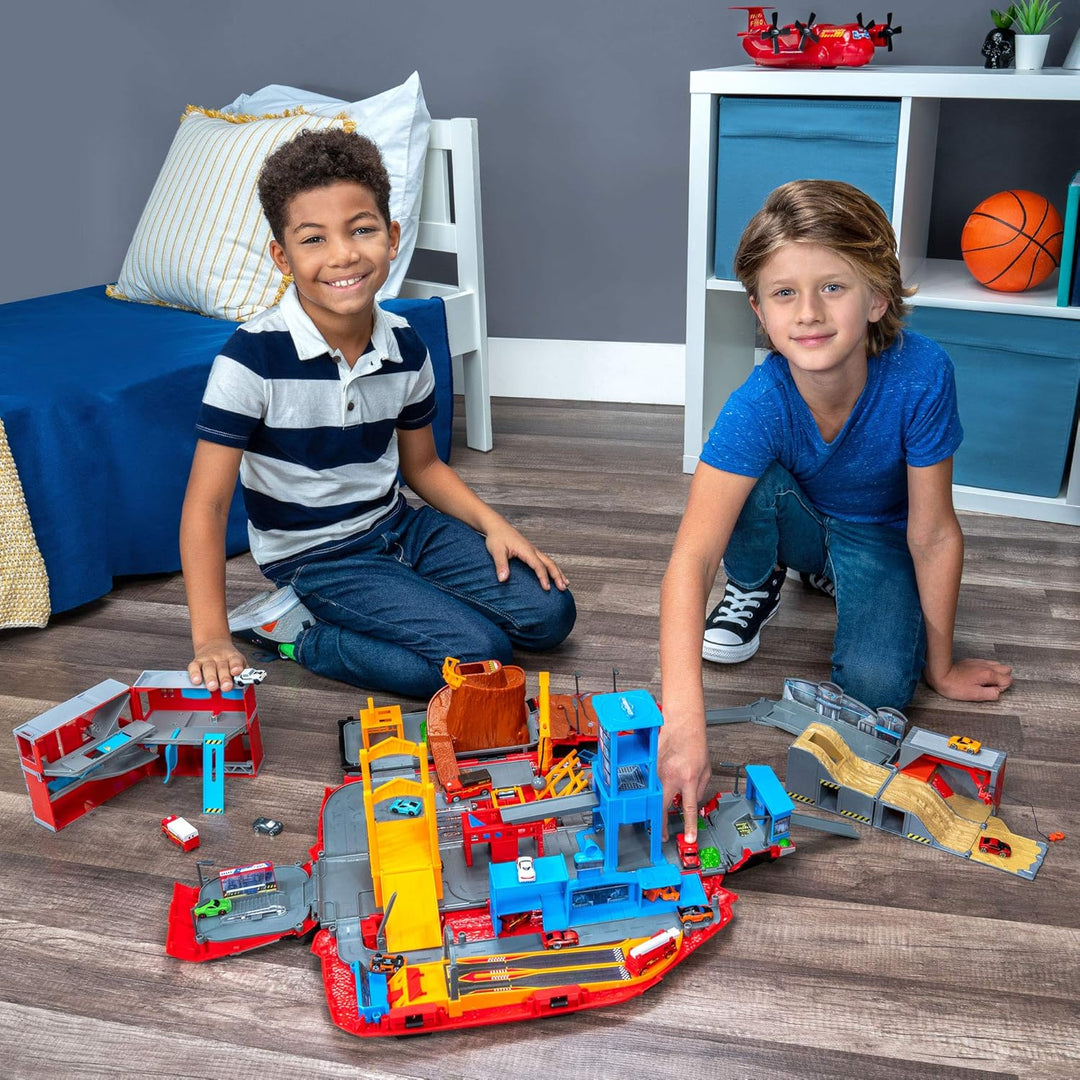 Micro Machines MMW0033 - Feuerwehrstation Spielset Fire and Rescue mit 1 exklusiven Fahrzeug Klassis