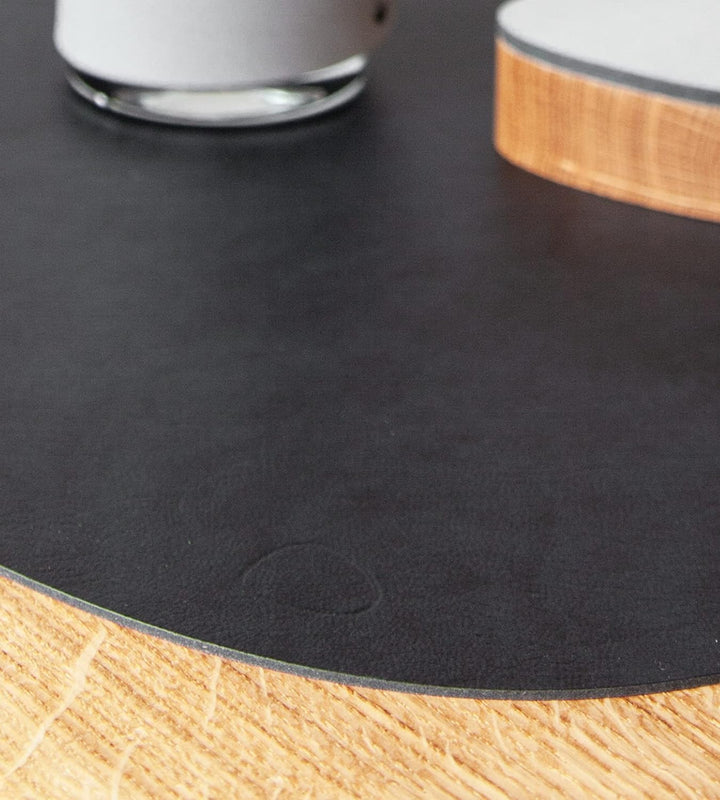 Lind DNA Tischset Curve Double L Recyceltes Leder Cloud/Cloud Schwarz-Braun, Masse: 37cm x 44cm, 983
