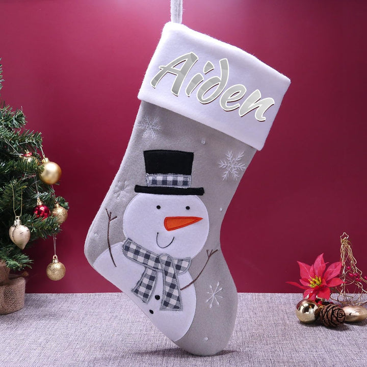 Varsany Premium Weihnachtsstrumpf mit grauem Schneemann-Design, personalisierbarer Name in Strass, W
