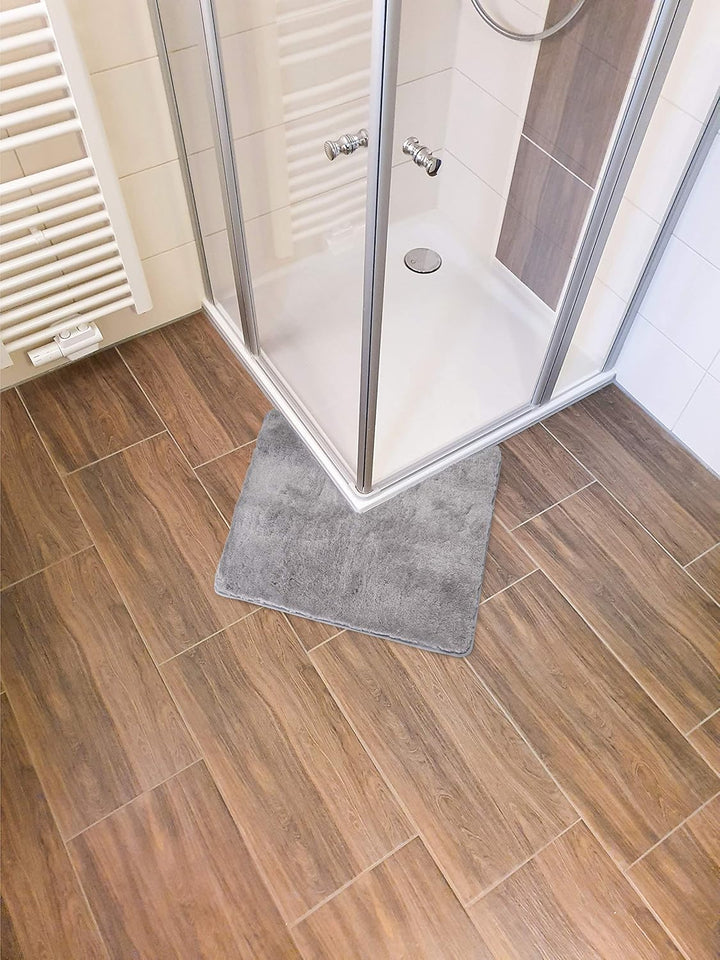 FLUFFY® Badteppich für Eckduschen, Hochflor aus Mikrofaser, rutschfeste Unterseite (V-Form | Innenma