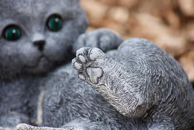 stoneandstyle Steinfigur Katze Bella spielend, massiver Steinguss, Frost- und wetterfest bis -30°C