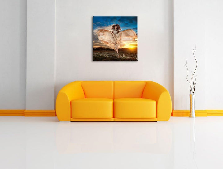 Pixxprint Frau mit Kleid bei Sonnenuntergang als Leinwandbild/Grösse: 70x70 cm/Wandbild/Kunstdruck/f