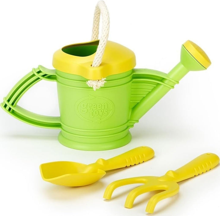 Green Toys 8601111 Giesskanne inkl. Harke und Schaufel, Spielzeug für Garten, Sandkasten und Strand,