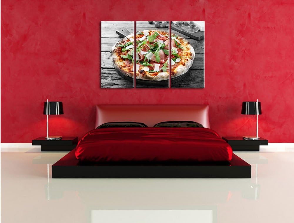 Pixxprint Prosciutto Pizza mit Rucola und Parmesan auf rustikalem Holztisch B&W Detail 3-Teiler Lein