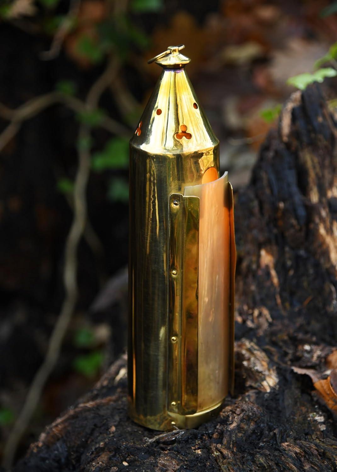 Mittelalterliche Messinglaterne mit Hornfenster