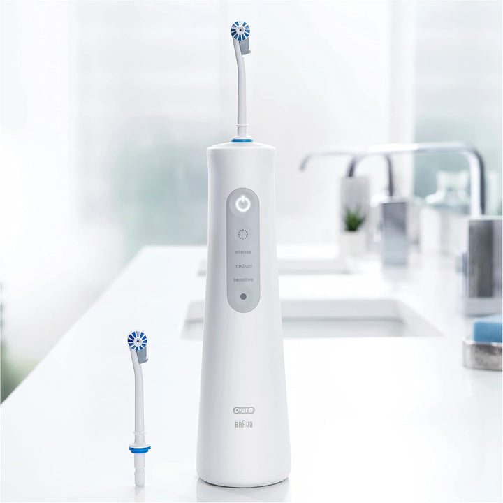 Oral-B AquaCare 6 Pro-Expert Munddusche, 2 Ersatzdüsen, Zahnzwischenraumreiniger mit 6 Putzmodi für