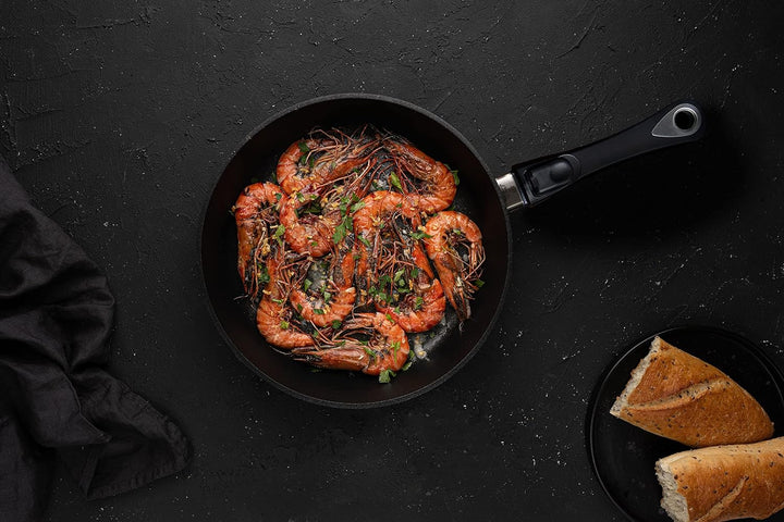 AMT Gastroguss Sonder-Edition Klaus grillt, Ø 28 cm, 5 cm hoch, abnehmbarer Stiel, nachhaltig und kl